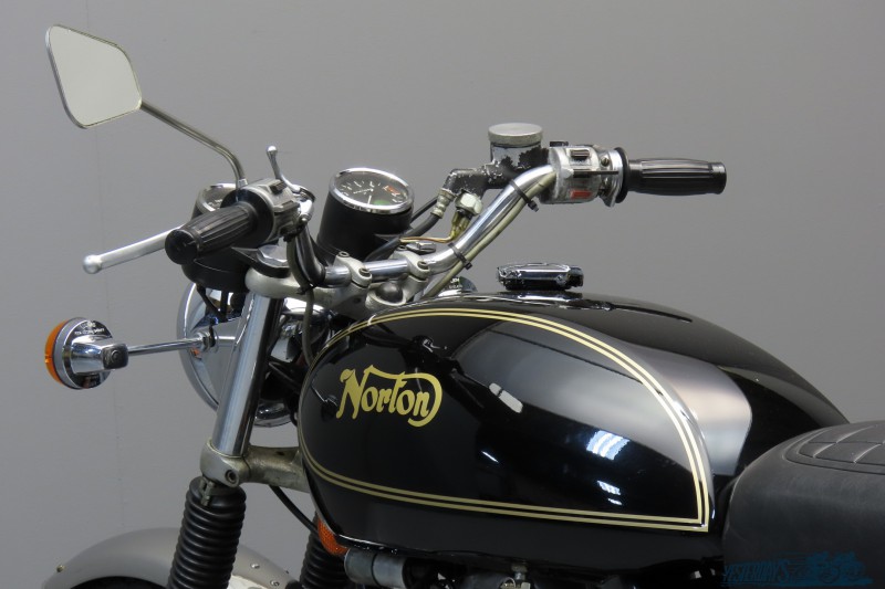 Norton 1975 Commando 2211 (1)